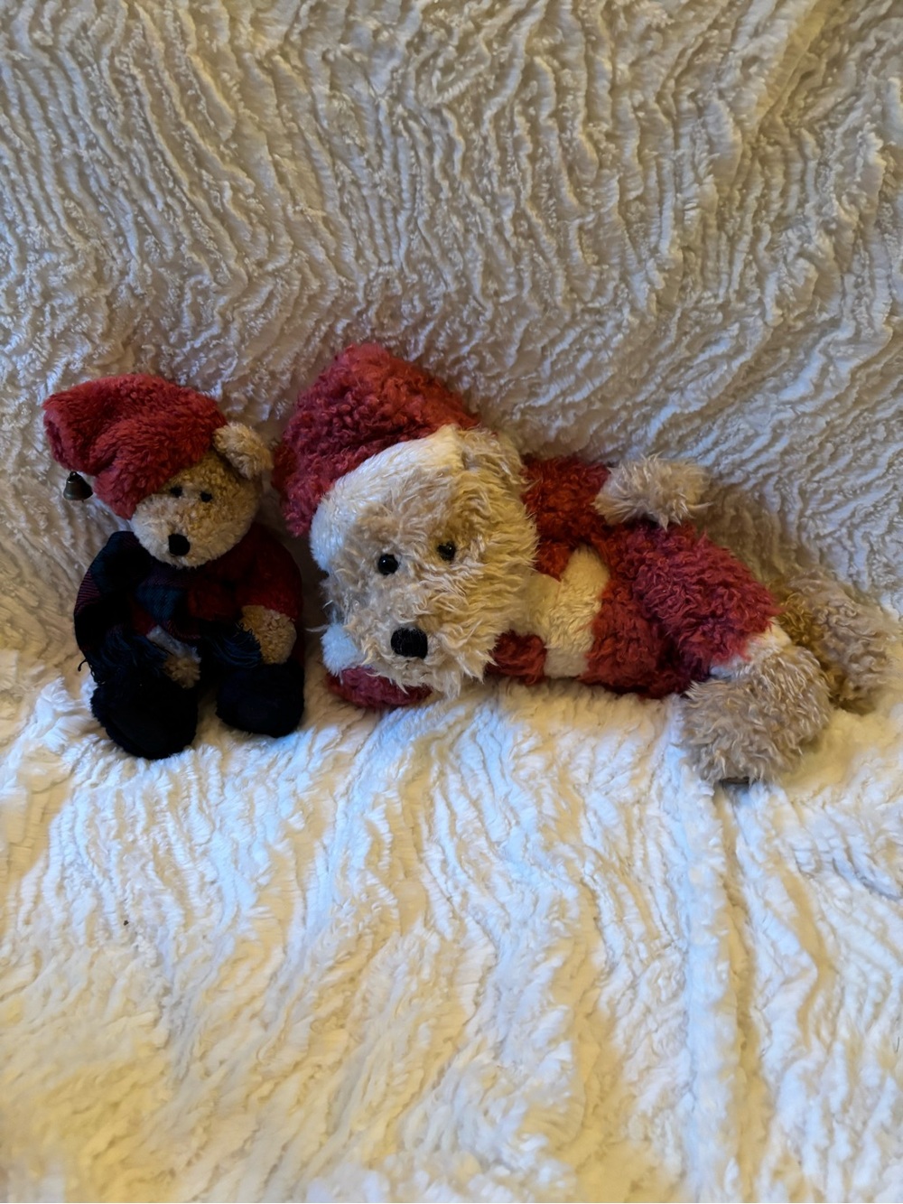 Boyd’s Bears set of 2 plush Santa’s